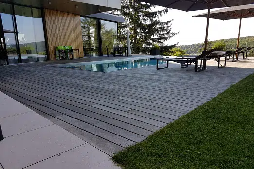 Die richtigen Terrassendielen für den Pool-Bereich