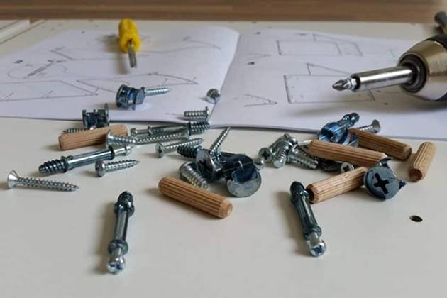 Wandmontage und Reparatur von Hängeschränken