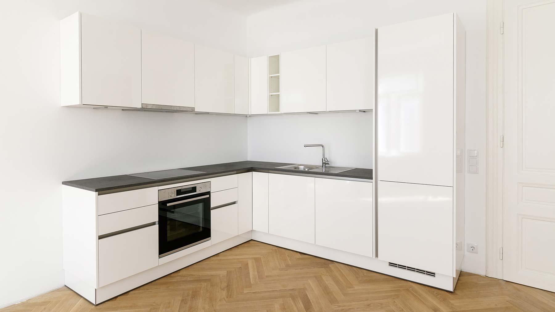 Weiße moderne Einbauküche nach professioneller Küchenmontage in Wien