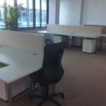 Modern eingerichtetes Büro mit aufgebauten Schreibtischen und Bürostühlen nach professioneller Büromöbelmontage