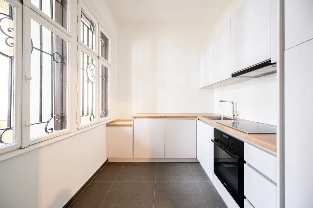 Montage einer L-Küche in Wien, mit modernen Geräten und eleganten Oberflächen.