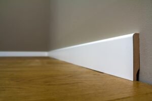 Sockelleisten und Leisten