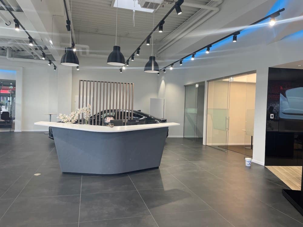Hochwertiger Empfangsbereich mit modernem Ladenbau in Wien - umgesetzt von erfahrenen Ladenbauern aus Österreich