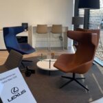 Modern eingerichteter Wartebereich mit individuellem Ladenbau in Wien - realisiert von erfahrenen Ladenbauern aus Österreich