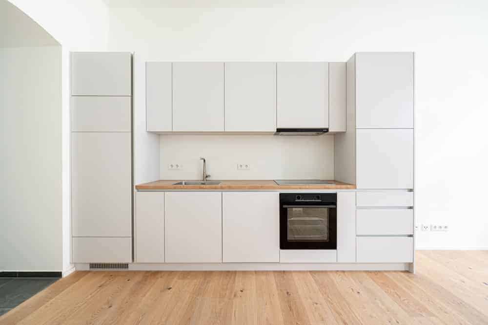 Kompakte weiße Einbauküche nach professioneller Küchenmontage in Wien