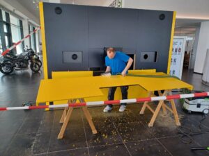 Tischler bei der Holzbearbeitung in Wiener Werkstatt