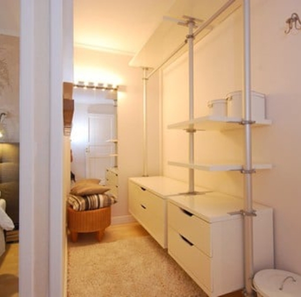 Pflanze neben Regal mit Wandmontage