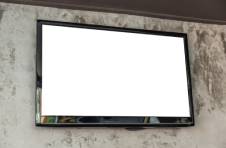 Flacher Fernseher mit sicherer Bildschirm-Wandmontage an Betonwand.