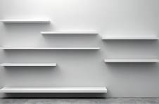 Moderne Regal-Wandmontage auf weißer Wand – minimalistische schwebende Regale