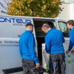 Möbelmonteur-Team bereitet Werkzeuge und Umzugsmaterial für einen professionell geplanten Umzug in Wien vor.