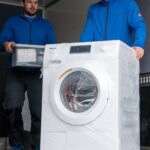 Möbelmonteur Team beim Privatumzug in Wien - sicherer Transport von Haushaltsgeräten und Möbeln.