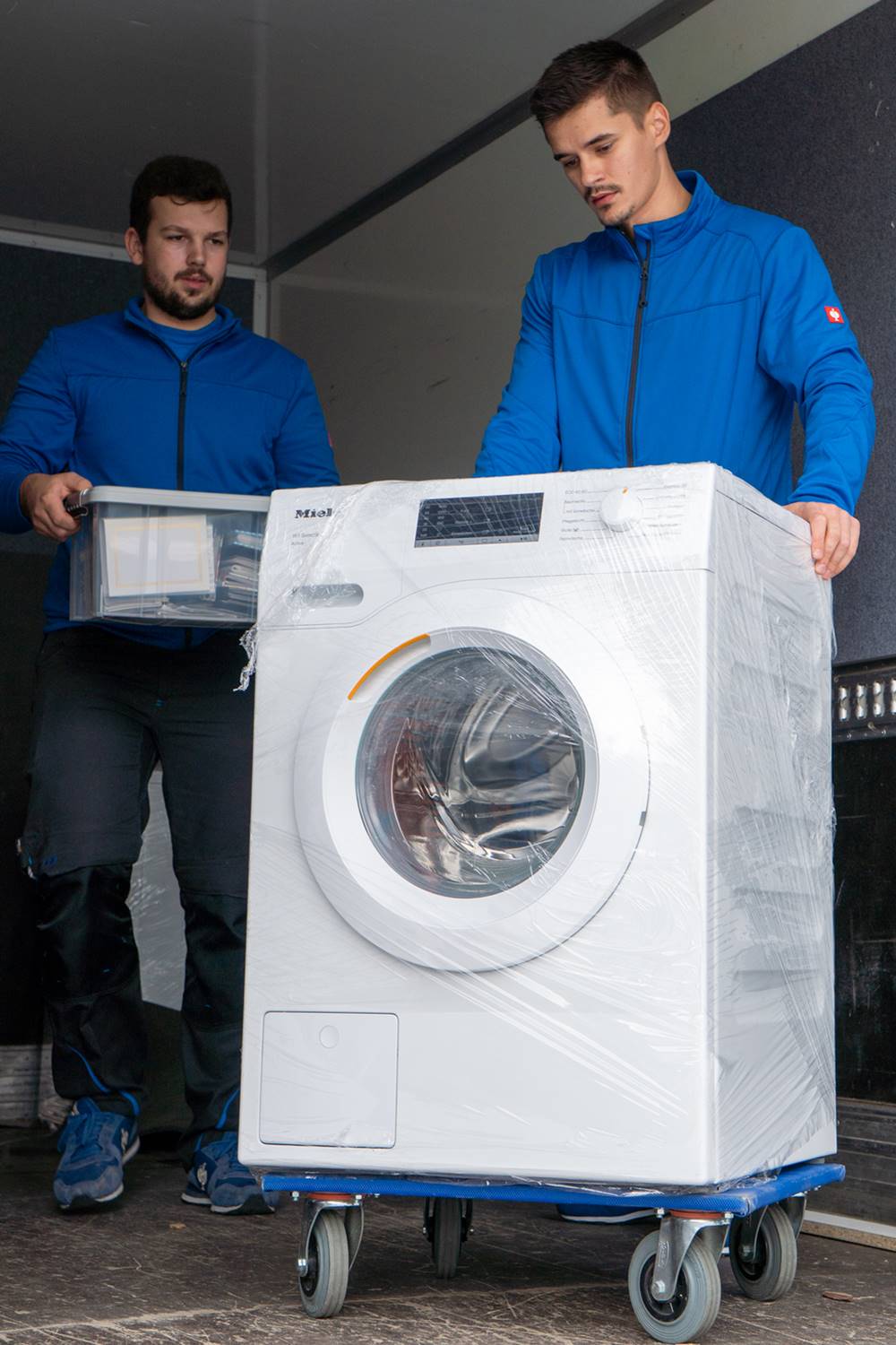 Möbelmonteur Team beim Privatumzug in Wien - sicherer Transport von Haushaltsgeräten und Möbeln.