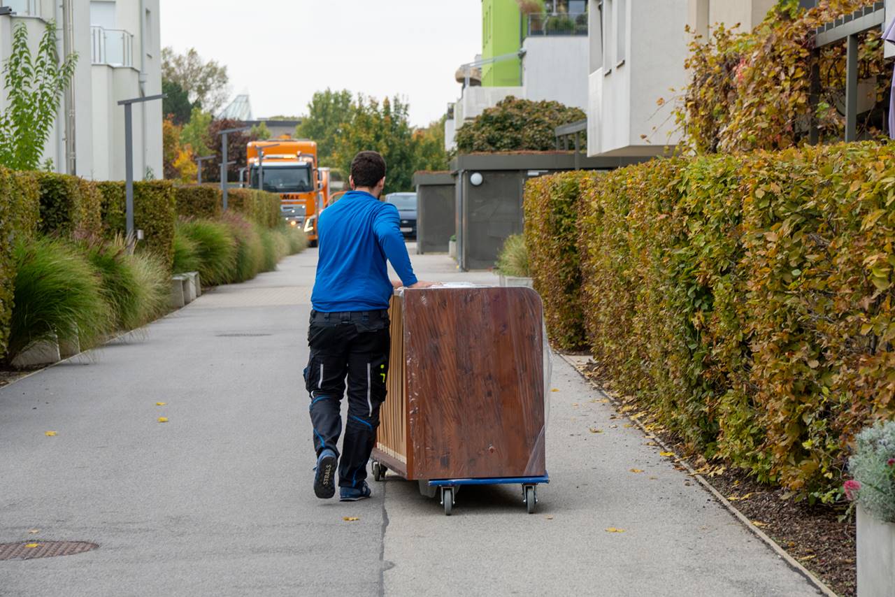 Möbelmonteur Wien - professioneller Transport von Möbeln beim Privatumzug in Wien.