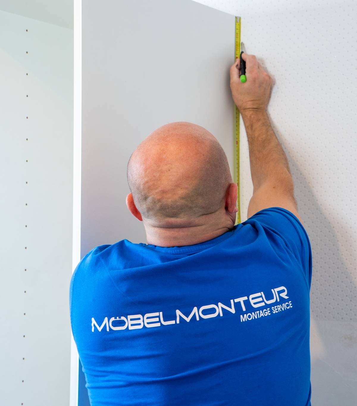 Präzise Möbelmontage durch Möbelmonteur Wien - professioneller Aufbauservice spart Zeit und Nerven.