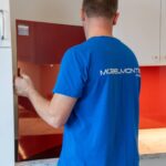 Erfahrener Monteur von Möbelmonteur Wien bei der professionellen Küchenmontage - präzise, zuverlässig und fachgerecht.