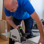 Möbelmonteur bei der Arbeit mit einer Festool Säge in Wien – professioneller Möbelmontageservice.