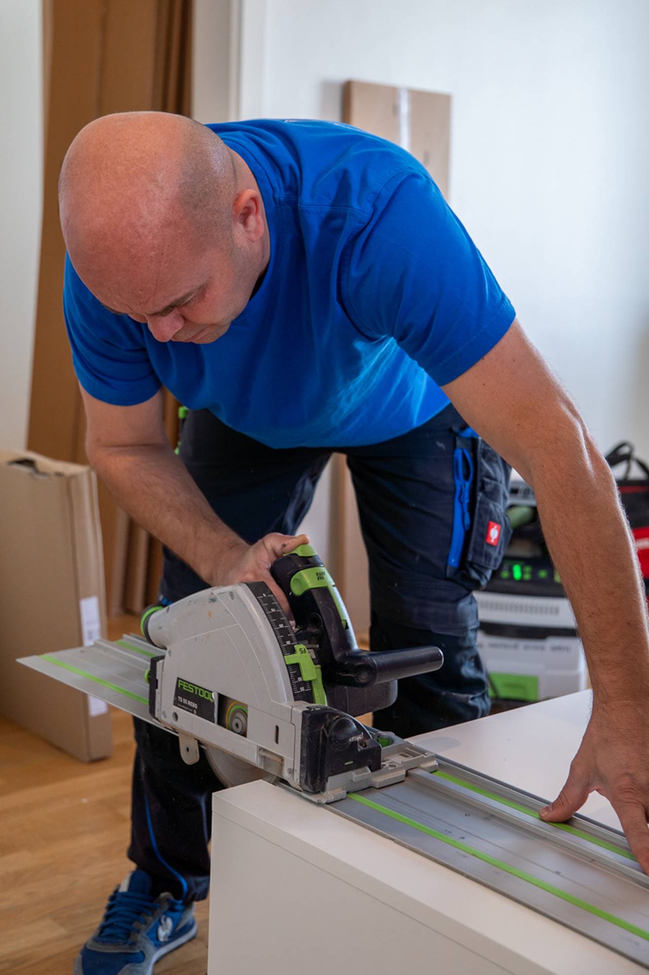 Möbelmonteur bei der Arbeit mit einer Festool Säge in Wien – professioneller Möbelmontageservice.