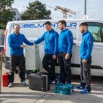 Team von Möbelmonteur Wien vor dem Servicefahrzeug – professionelle Möbelmontage in ganz Wien und Umgebung.