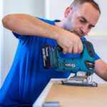 Tischler von Möbelmonteur Wien bei präziser Reparaturarbeit an maßgefertigten Möbeln.