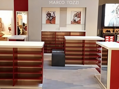 Montage und Einrichtung des Marco-Tozzi-Verkaufsbereichs mit rot-weißen Regalen