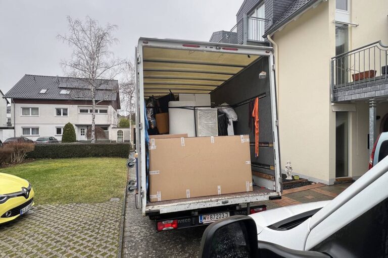Umzugswagen mit Möbeln beim Privatumzug in Wien, professioneller Umzugsservice
